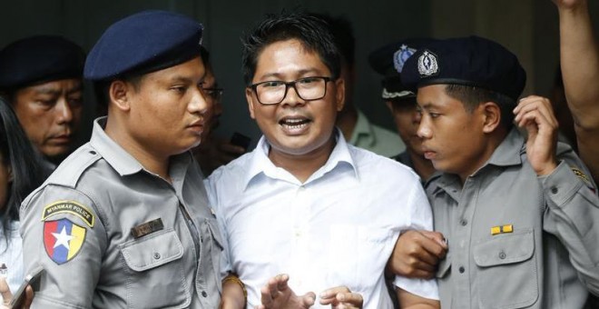 El periodista de Reuters Wa Lone (C) es escoltado fuera del tribunal del municipio de Insein en Yangon, Myanmar, el 3 de septiembre de 2018.
