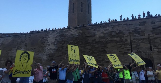 Cadena humana a Lleida, aquest dilluns, per reivindicar la llibertat dels presos independentistes. / Mònica Mombiela.