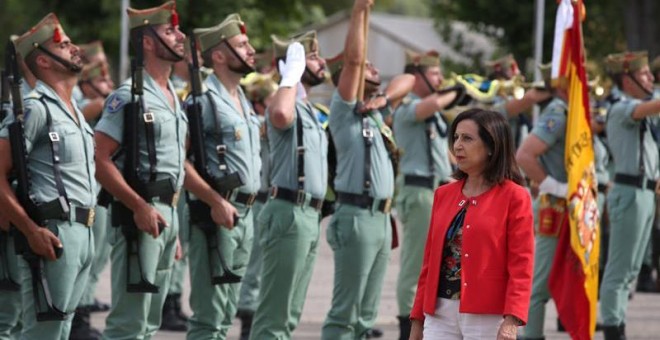 La ministra de Defensa, Margarita Robles, pasa revista a las tropas durante su visita a las unidades de la Legión del Acuartelamiento de Montejaque en Ronda (Málaga). - EFE