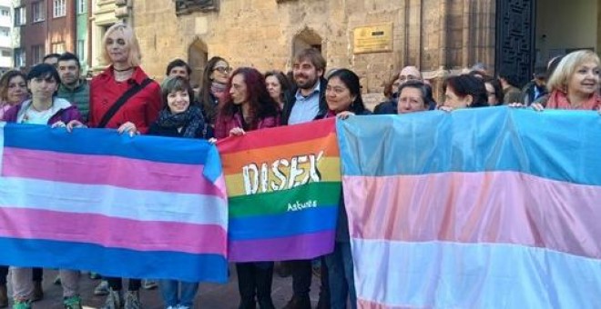 Daniel Ripa junto a personas de asociaciones transexuales de Asturias/EP