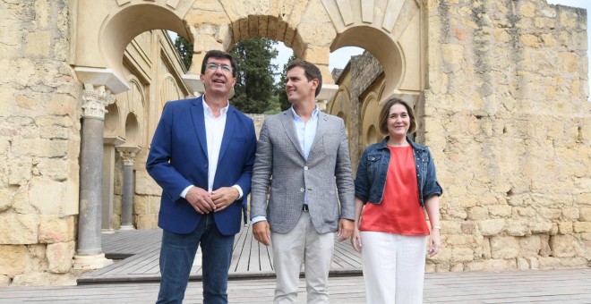 El presidente de Ciudadanos, Albert Rivera (c), y el líder de esta formación en Andalucía, Juan Marín (i), acompañados por Marta Rivera (d), de la comisión de Cultura de C´s, durante su visita al al complejo de Medina Azahara en Córdoba, recientemente dec