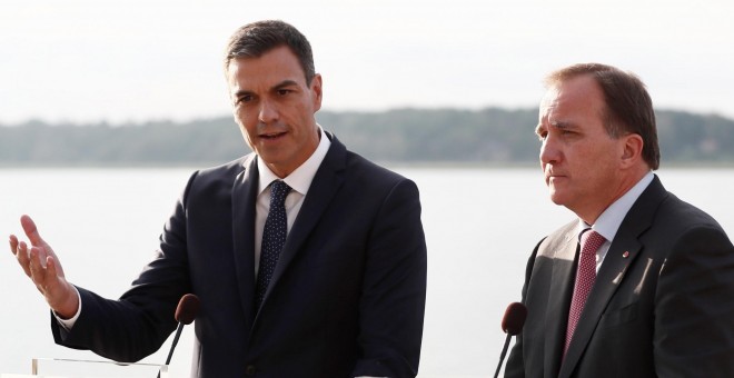 El presidente del Gobierno, Pedro Sánchez (i), junto al primer ministro de Suecia, Stefan Löfven (i), durante la rueda de prensa ofrecida tras la reunión que han mantenido en Enköping (Suecia). EFE/Mariscal