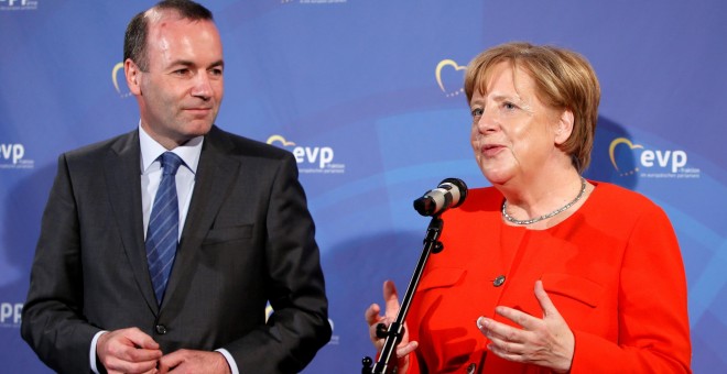 El líder del Partido Popular Europeo en la Eurocámara, Manfred Weber, junto a la canciller alemana Angela Merkel, en un encuentro el pasado junio en Munich. REUTERS/Michaela Rehle