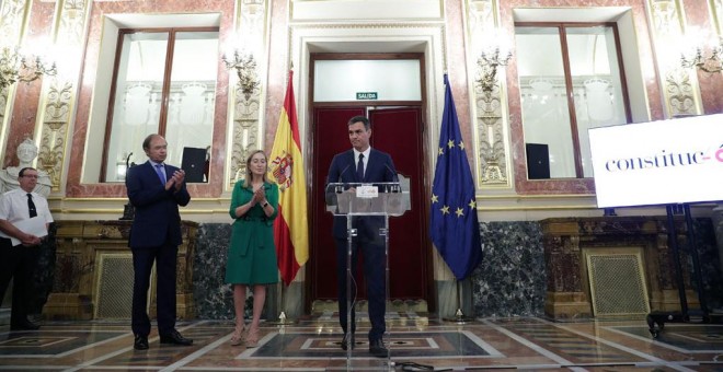 El presidente del Gobierno, Pedro Sánchez, la presidenta del Congreso, Ana Pastor, y el presidente del Senado, Pío García Escudero, en el Salón de los Pasos Perdidos durante la presentación de los actos conmemorativos del cuarenta aniversario de la Consti