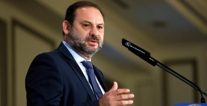 El ministro de Fomento, José Luis Ábalos, durante su intervención en un desayuno informativo de la tribuna Foro de la Nueva Economía. EFE/Juan Carlos Hidalgo