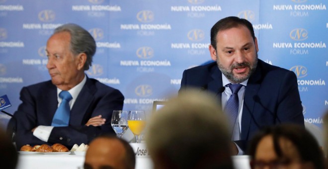 El ministro de Fomento, José Luis Ábalos, junta al empresario Juan Miguel Villar Mir, del durante su intervención en un desayuno informativo de la tribuna Foro de la Nueva Economía. EFE/Juan Carlos Hidalgo