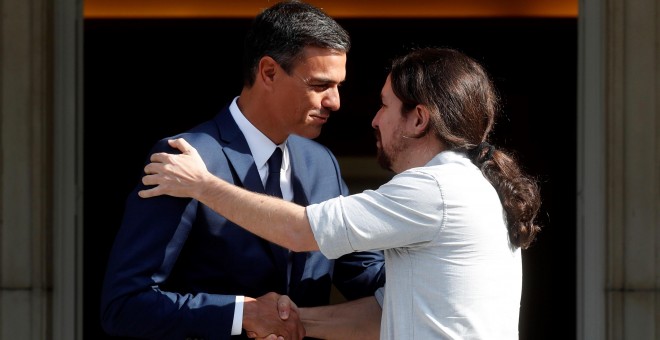 El presidente del Gobierno, Pedro Sánchez, recibe al secretario general de Podemos, Pablo Iglesias, en el Palacio de la Moncloa, en Madrid. EFE/ Kiko Huesca