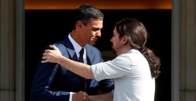 El presidente del Gobierno, Pedro Sánchez, recibe al secretario general de Podemos, Pablo Iglesias, en el Palacio de la Moncloa, en Madrid. EFE/ Kiko Huesca