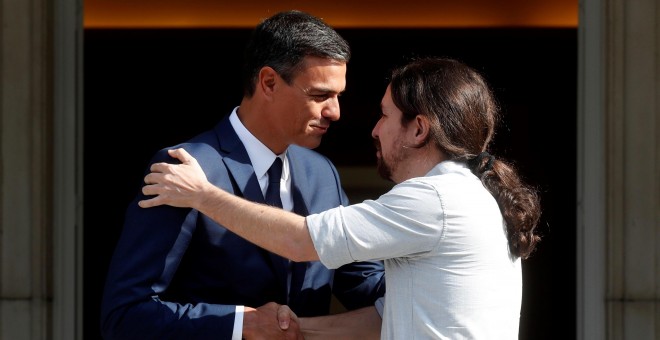 El presidente del Gobierno, Pedro Sánchez, recibe al secretario general de Podemos, Pablo Iglesias, en el Palacio de la Moncloa, en Madrid. EFE/ Kiko Huesca