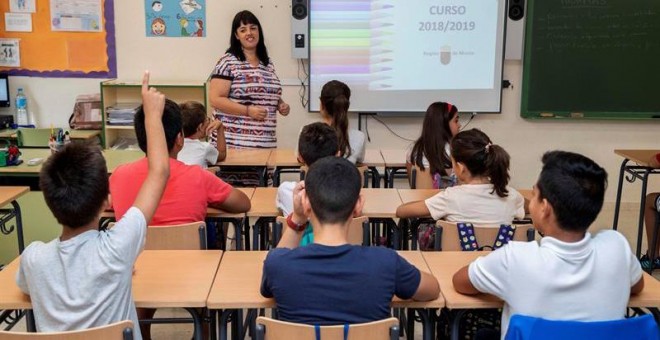 Alumnos de primaria en su primer día de clase en el colegio Begastri de Cehegín, (Murcia), el primero de toda España en comenzar las clases. /EFE