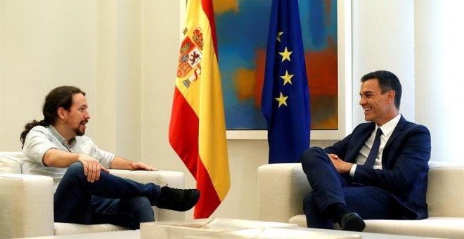 El presidente del Gobierno, Pedro Sánchez (d), y el secretario general de Podemos, Pablo Iglesias (i), durante el encuentro que mantienen esta tarde en el Palacio de la Moncloa, en Madrid. EFE/ Kiko Huesca