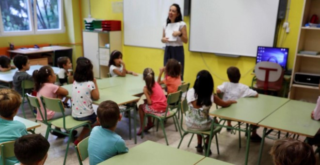 Los alumnos escuchan a la profesora en el primer día de clase del curso 2018-2019 - EFE/Fernando Alvarado