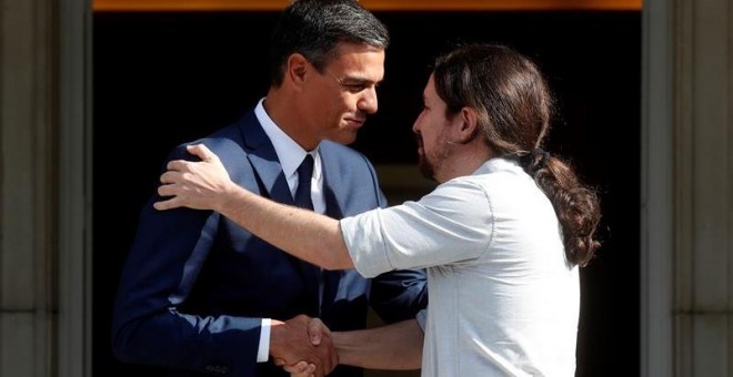 El presidente del Gobierno, Pedro Sánchez, y el secretario general de Podemos, Pablo Iglesias, en la reunión en el Palacio de la Moncloa, en Madrid para negociar los Presupuestos de 2019. EFE/ Kiko Huesca