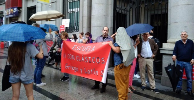 Pancarta reclamando que se asegure el estudio de Griego y Latín en los institutos frente al Ministerio de Educación | Twitter de @PortalClasico