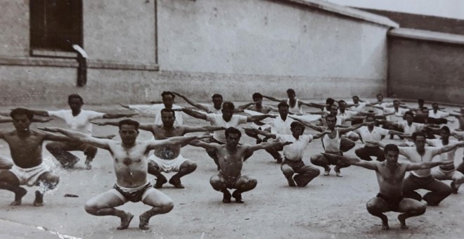 Presos haciendo ejercicios en el patio de la cárcel de La Ranilla