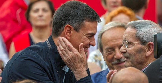 El presidente del Gobierno, Pedro Sánchez, saluda a un simpatizante durante su primer acto público del PSOE desde que accedió a la jefatura del Ejecutivo y coincidiendo con sus cien días de gestión desde que prometió el cargo ante el Rey, hoy en Oviedo. E