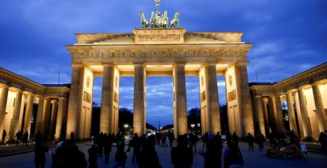 La Puerta de Brandemburgo, iluminada en Berlín/Reuters