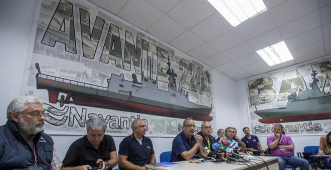 El presidente del comité de empresa del astillero de Navantia San Fernando, Jesús Peralta (4i), durante la rueda de prensa ofrecida hoy en San Fernando (Cádiz) donde anunció que continuarán con las movilizaciones. (ROMÁN RÍOS | EFE)