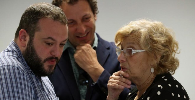 La alcaldesa de Madrid, Manuela Carmena, conversa con Guillermo Zapata en una imagen de archivo. - EFE