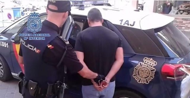 La Policia Nacional deteniendo al hombre en Fuenlabrada/EP