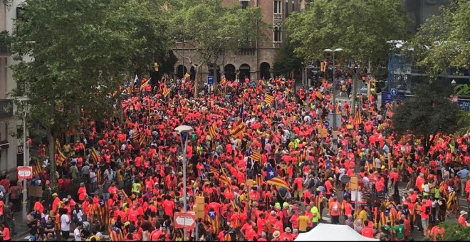 Imatge de la gran manifestació independentista d'aquest diumenge a la Diagonal de Barcelona, a l'alçada de la casa Les Punxes. / Anna Oliva.