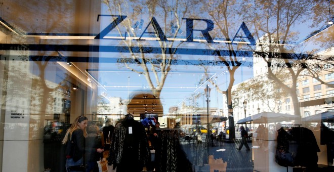 El reflejo de una mujer en el escapàrate de una tienda de Zara, la principal enseña de Inditex, en el centro de Barcelona. REUTERS/Albert Gea