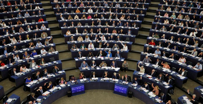 12/09/2018 Los eurodiputados votan la polémica directiva del 'copyright' este miércoles en la sede del Parlamento Europeo, en Estrasburgo. REUTERS/Vincent Kessler