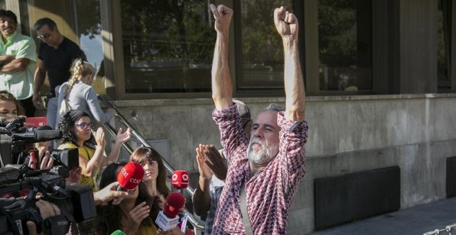 13/09/2018.- El actor Willy Toledo atiende a los medios de comunicación tras declarar hoy ante el juzgado de instrucción número 11 de Madrid acusado de vejación contra los sentimientos religiosos y ha reiterado mediante un escrito que no ha cometido ningú