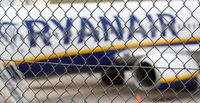 Un avión de Ryanair apacado en el hangar de un aeropuerto alemán. (WOLFGAN RATTAY | REUTERS)