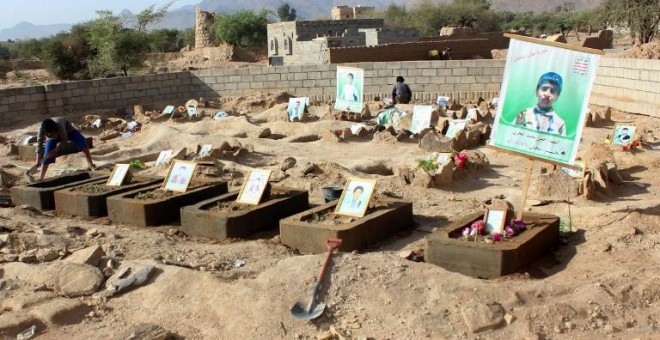 Tumbas de varios de los niños asesinados en el ataque de agosto contra un autobús en la provincia yemení de Saada en el que murieron 50 personas. - AFP