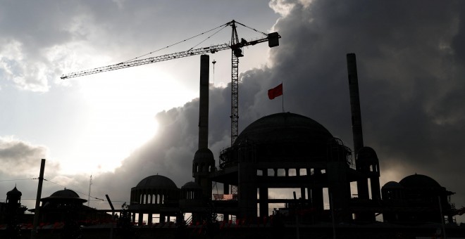 Grúas de la construcción de una nueva mezquita en la céntrica Plaza Taksim, en Estambul. REUTERS/Murad Sezer