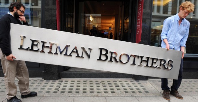 Moment en què desmuntaven el cartell de Lehman Brothers Flipboard