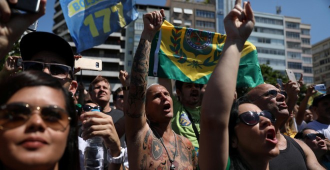 Simpatizantes del candidato ultraderechista a las elecciones presidenciales de Brasil,Jair Bolsonaro, se manifiestan en Río de Janeiro.- REUTERS/Pilar Olivares