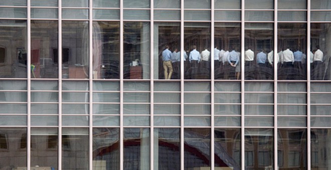 Foto del 11 de septiembre de 2008, de los empleados de Lehman Brothers, en su sede en Londres, en el distrito financiero de Canary Wharf, que escuchan las explicaciones de sus jefes sobre la situación de la entidad, pocos días antes de que el banco quebra