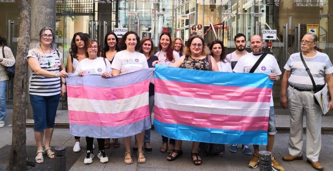 Personas trans y sus familias exigen tarjetas sanitarias con el nombre 'sentido' ante la Consejería de Sanidad de Madrid