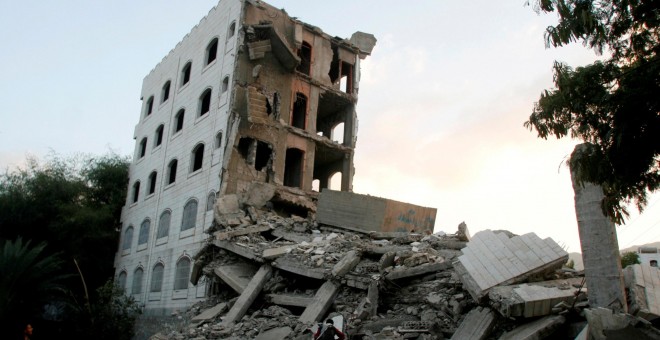 Imagen de un edificio bombardeado en 2016 por la coalición liderada por Arabia saudí en Taiz, Yemen. REUTERS/Anees Mahyoub