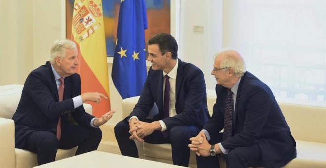El jefe del Ejecutivo, Pedro Sánchez (c), y el ministro de Asuntos Exteriores, Josep Borrell (d), durante la reunión que han mantenido hoy en Moncloa con el jefe de la Negociación de la UE con el Reino Unido, Michel Barnier. /EFE