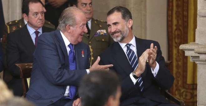 El rey Felipe VI conversa con Juan Carlos. - EFE