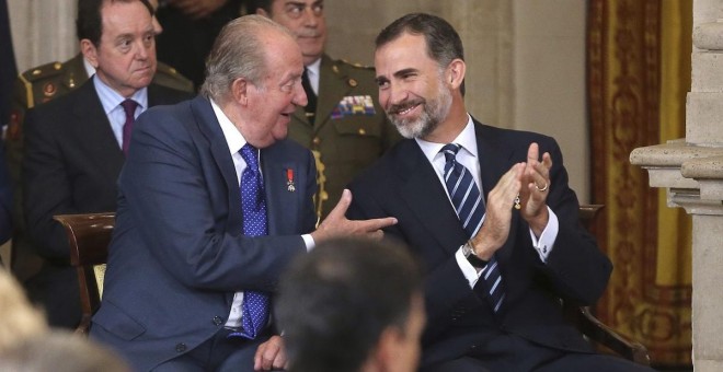 El rey Felipe VI conversa con Juan Carlos. - EFE