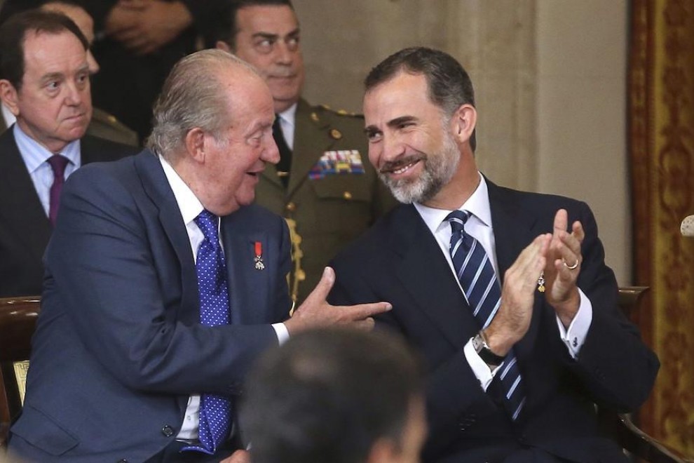 El rey Felipe VI conversa con Juan Carlos. - EFE