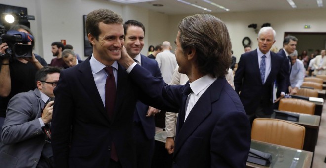 El expresidente del Gobierno José María Aznar, acompañado por el presidente del Partido Popular, Pablo Casado, poco antes de su comparecencia ante la comisión de investigación sobre la presunta financiación ilegal del Partido Popular en el Congreso. EFE/J