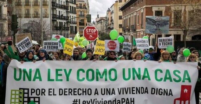 Marcha por la vivienda convocada por la Plataforma de Afectados por la Hipoteca (PAH) para que el PP no vete su propuesta de ley de vivienda que finaliza en la calle de Génova. EFE SANTI DONAIRE