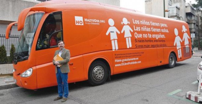 El presidente de Hazte Oír, Ignacio Arsuaga, junto al autobús del odio. / EFE