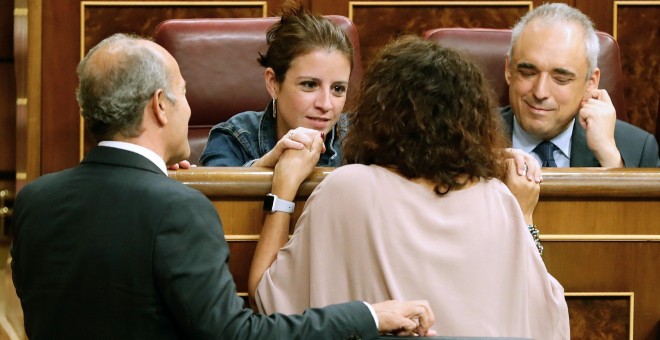 La portavoz del PSOE en el congreso Adriana Lastra (2i), y la ministra de Hacienda María Jesús Montero (de espaldas), durante el pleno del Congreso de los Diputados. EFE/ J.P.Gandul