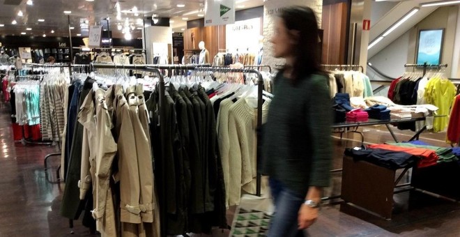 Los comercios podrían empezar a cobrar a aquellas personas que se prueban ropa en sus tiendas - Europa Press