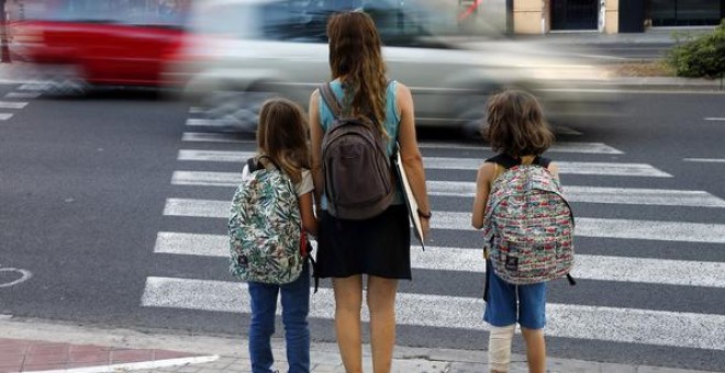 El desarrollo cognitivo de los niños que van al colegio en zonas con mucha contaminación es más lento. EFE