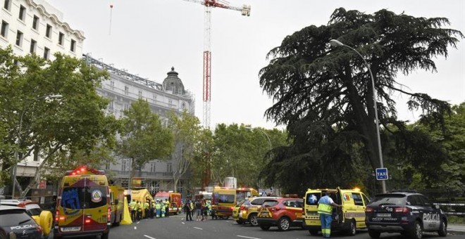 Vista general de las inmediaciones del madrileño hotel Ritz, este martes, tras el derrumbe. EFE/ Victor Lerena