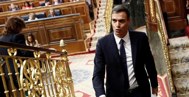 El presidente del Gobierno, Pedro Sánchez, abandona el hemiciclo del Congreso tras la sesión de control al Gobierno. EFE/Mariscal