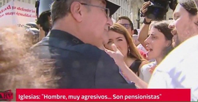 Un momento de la conversación entre Pablo Iglesias y un agente de Policía.(Captura TV)