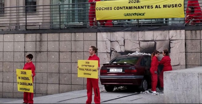 Momento de la acción realizada por Greenpeace en el Museo Reina Sofía - Twitter de Greenpeace